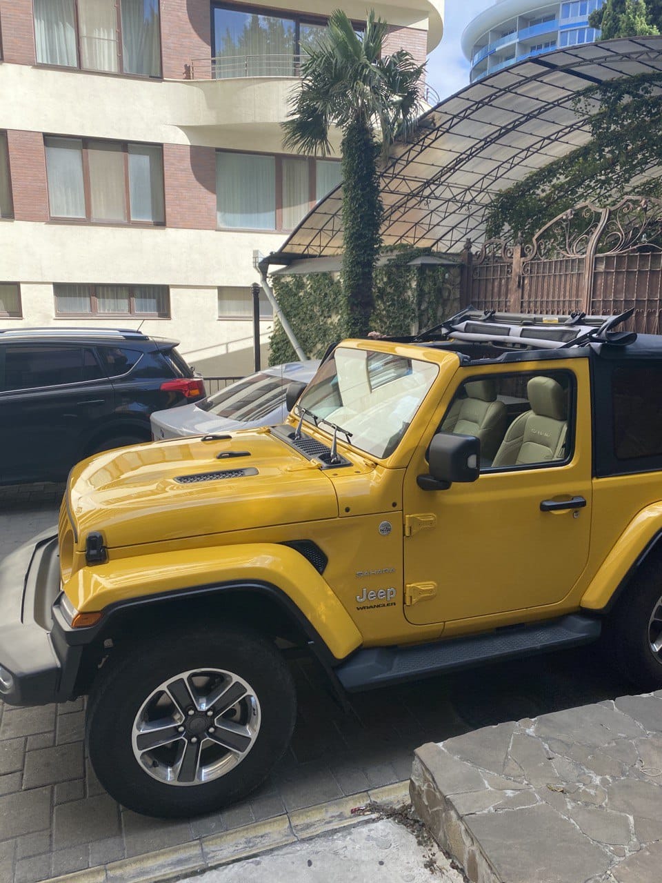 Jeep Wrangler Sahara желтый